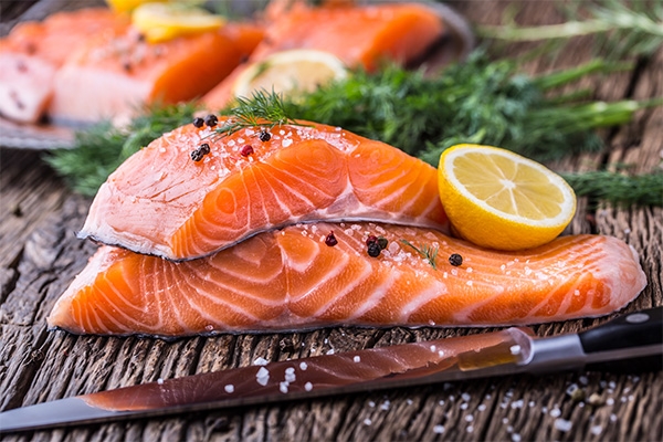 Ikan salmon adalah salah satu sumber lemak sehat.