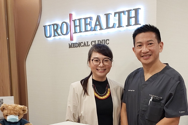 dr. Agnes bersama dr. Tan Yung Khan, dokter spesialis urologi.