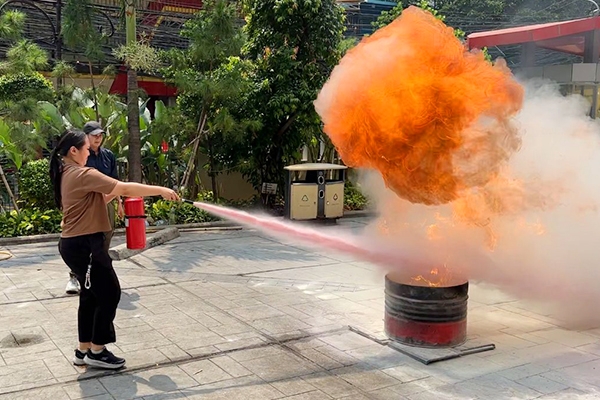 Pelatihan Fire Fighting dan Basic Life Support untuk Tingkatkan Kesiapsiagaan Darurat di Klinik