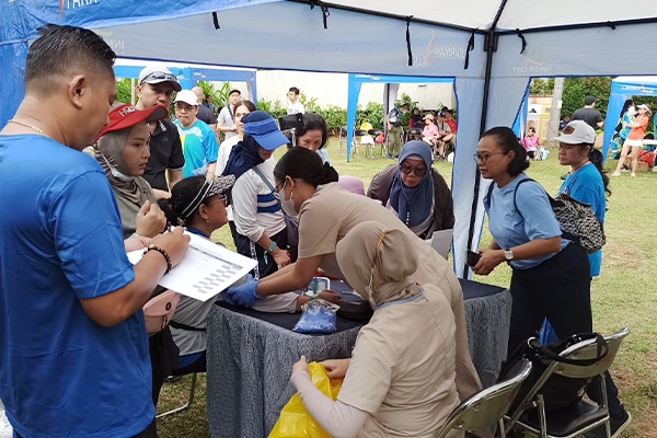 GWS Medika memberikan pemeriksaan tensi dan cek gula darah gratis kepada peserta fun walk.