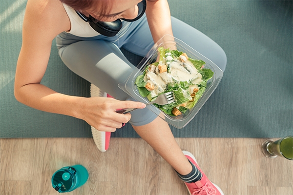 Eating right before exercising makes the stomach feel uncomfortable.