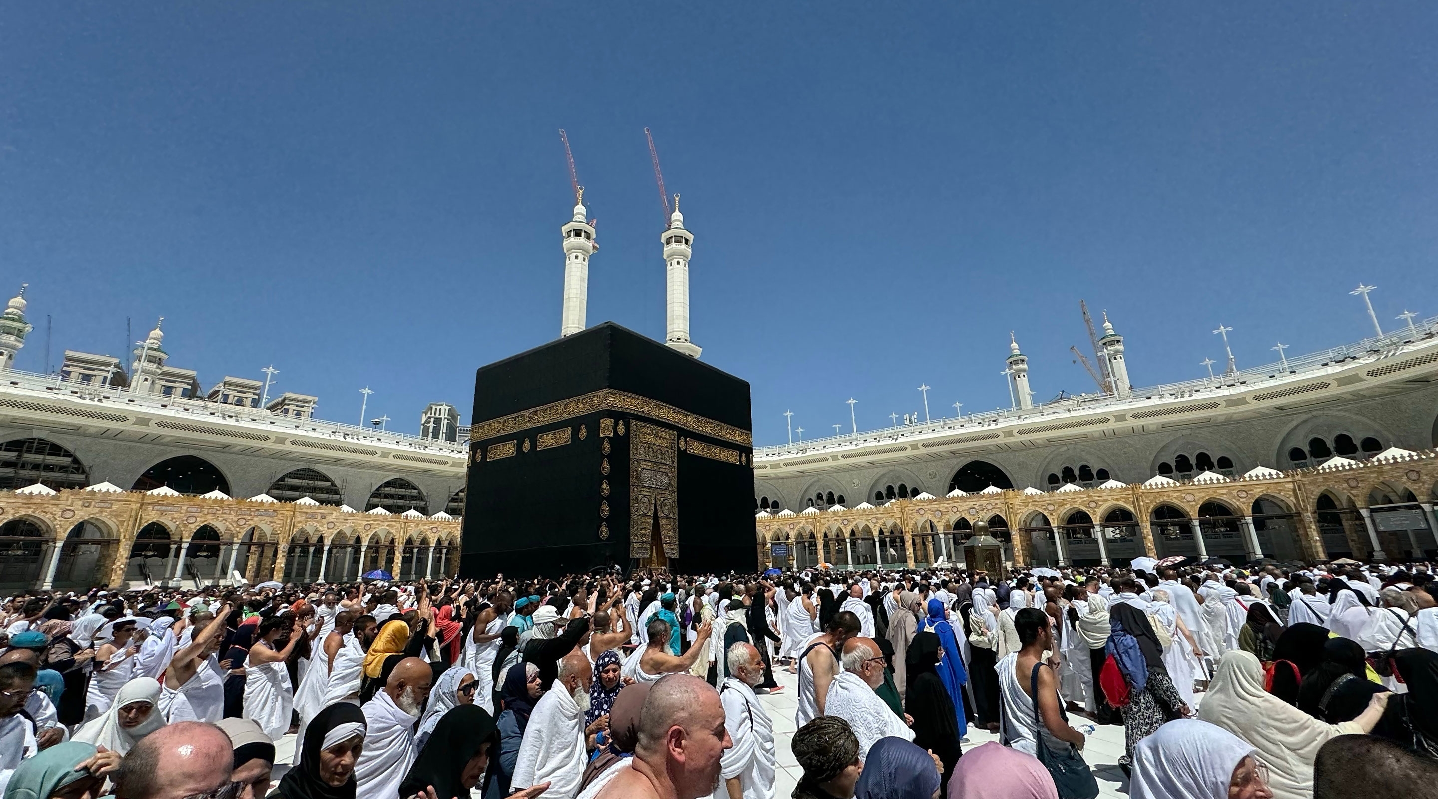 Lindungi diri dari paparan sinar matahari dalam jangka lama.