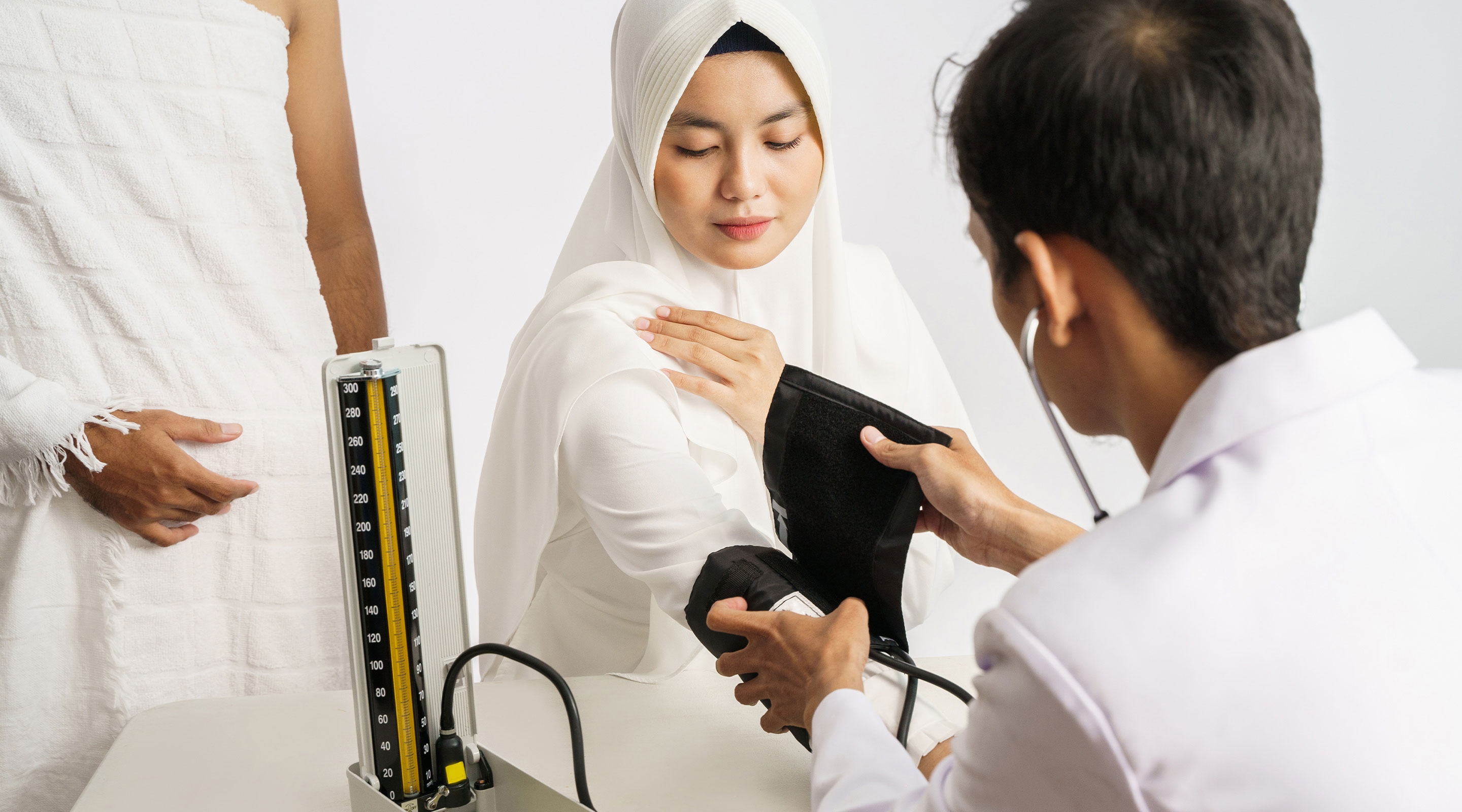 Lakukan vaksinasi dan konsultasikan kesehatan Anda ke dokter.