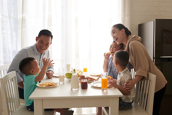 Tanamkan kebiasaan makan sehat sejak dini.