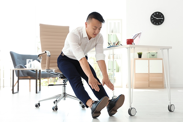 Stretching can relieve muscle tension and improve blood circulation.