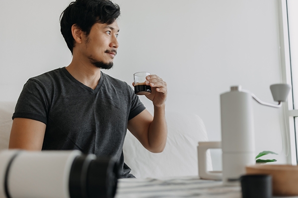 Rutin minum kopi dapat menurunkan risiko penyakit jantung koroner.