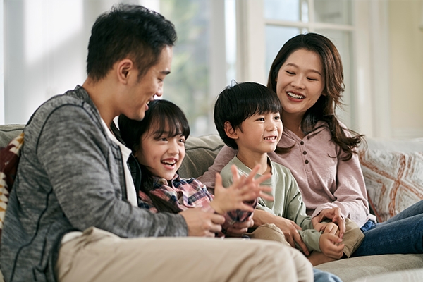 Vaksin tak hanya melindungi Anda, tetapi juga orang-orang terkasih.