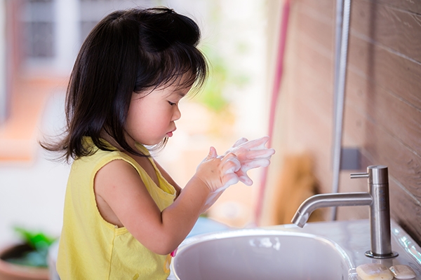 Ajak anak untuk mencuci tangan setelah bermain atau dari toilet, serta sebelum makan.