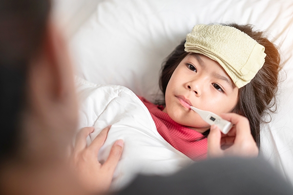 Demam lebih dari dua minggu merupakan salah satu gejala TBC.