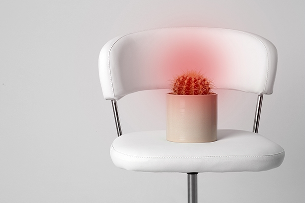 Ambeien dapat menimbulkan rasa sakit dan ketidaknyamanan saat duduk.