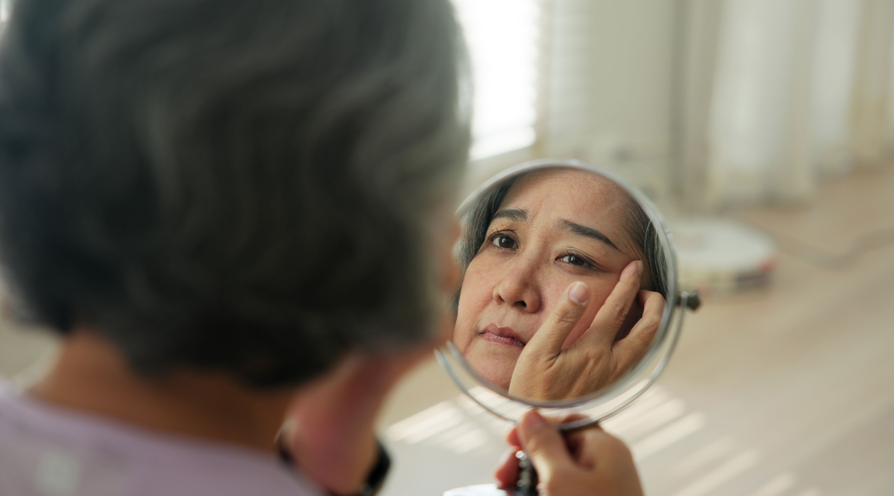 A decrease in collagen can trigger the appearance of wrinkles on the face.