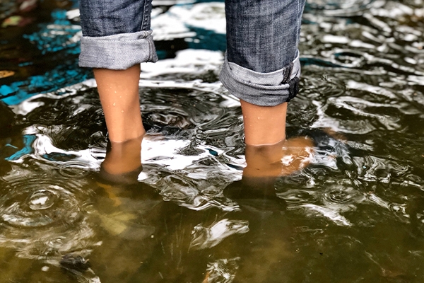 Air banjir yang terkontaminasi bisa menjadi sumber penyebaran leptospirosis.