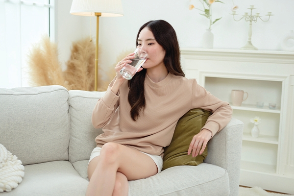 Minum air putih membantu menghidrasi kulit dari dalam.