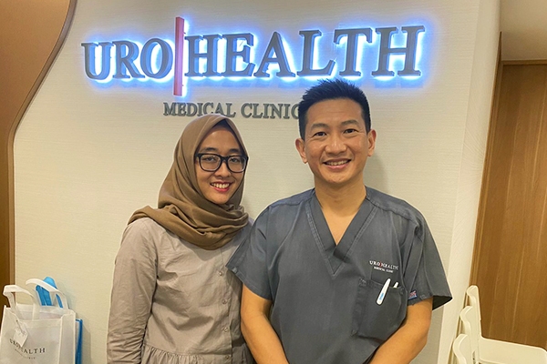"Saat bersama dr. Tan Yung Khan, dokter spesialis urologi, saya berkesempatan mengamati prosedur biopsi prostat tertarget dan melihat tim dokter bekerja dengan koordinasi yang sangat baik," ujar dr. Dwina.