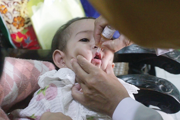 Vaksin polio diberikan sejak bayi berumur 0 bulan.