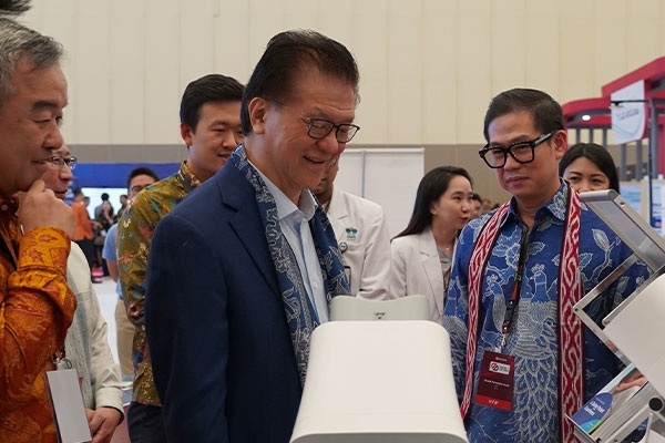 Franky O. Widjaja, Sinar Mas Board Member, visited the GWS Medika booth.