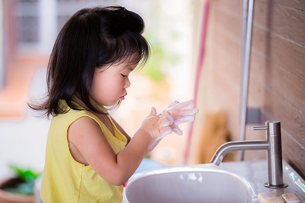 Biasakan anak mencuci tangan sebelum makan.