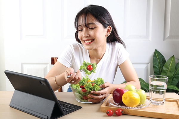 Mengonsumsi makanan sehat membantu menjaga kesehatan usus.