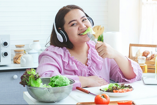 Menerapkan pola makan sehat membantu mencegah berbagai penyakit berbahaya yang mengancam tubuh.