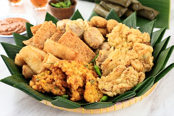 Hindari berbuka puasa dengan gorengan karena dapat menyebabkan gangguan pencernaan.