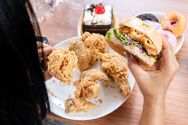 Saat berbuka puasa, makanlah dalam porsi yang wajar.